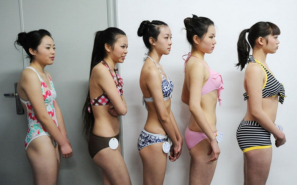 中国超级模特大赛 美女选手现场脱衣量体