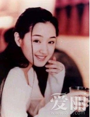 杨钰莹是中国的第一位签约歌手