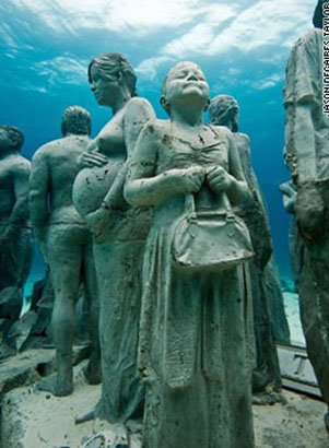 英雕刻家海底置人形雕像 为珊瑚“筑家”(组图)